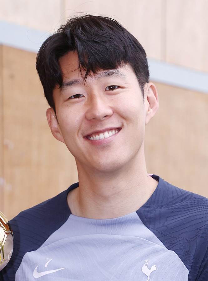 篮球风云：洛杉矶湖人的勒布朗·詹姆斯，西部格局下的攻防核心 - 爱游戏官方网站体育